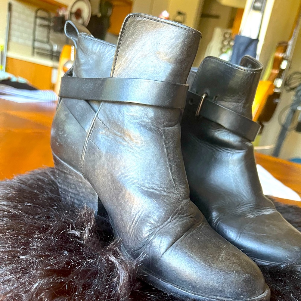 Leather motorcycle boots